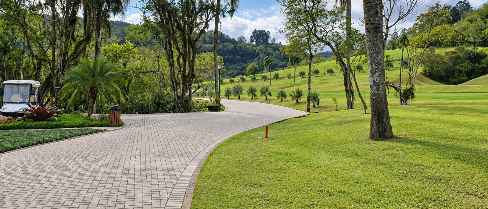 Via curva em piso intertravado em condomínio de campo de golfe