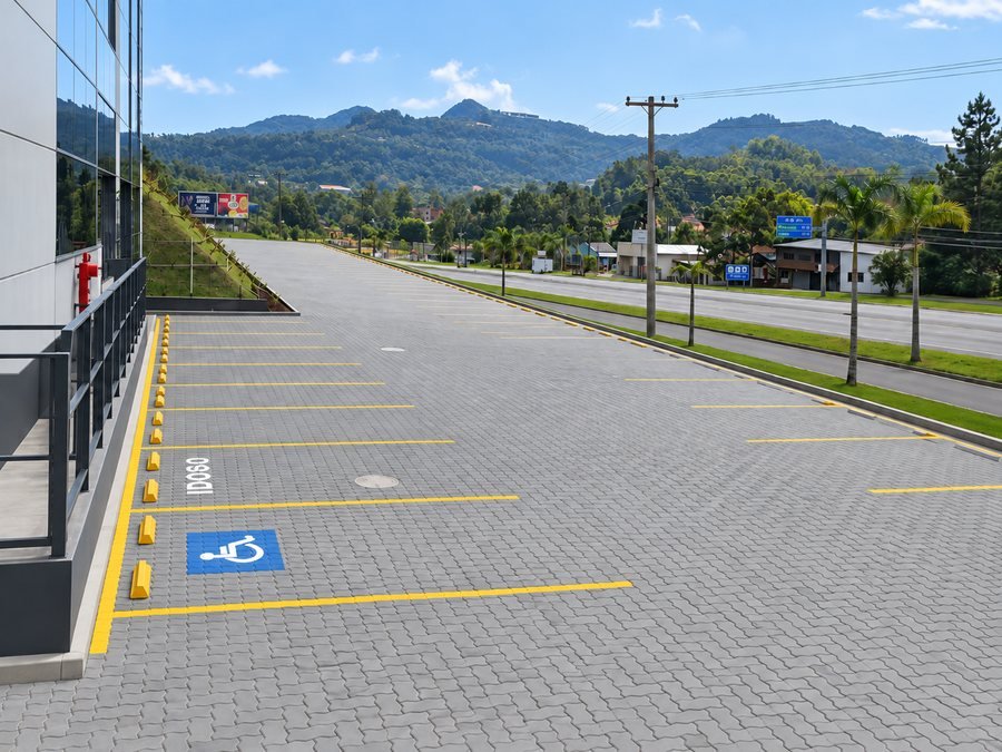 Estacionamento em piso intertravado com demarcação