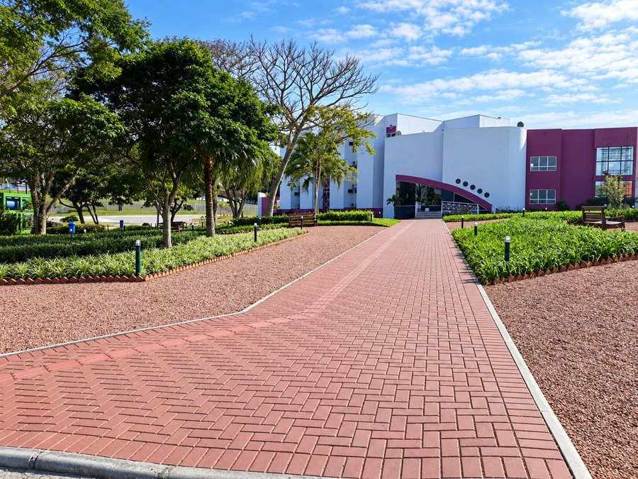Passeio em piso intertravado vermelho