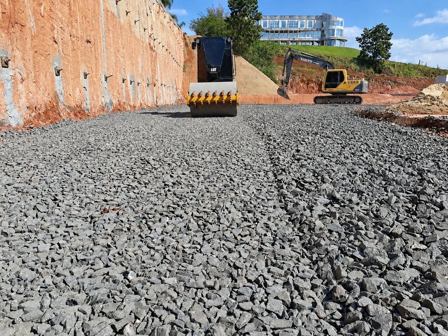 Compactação de base com rolo compressor