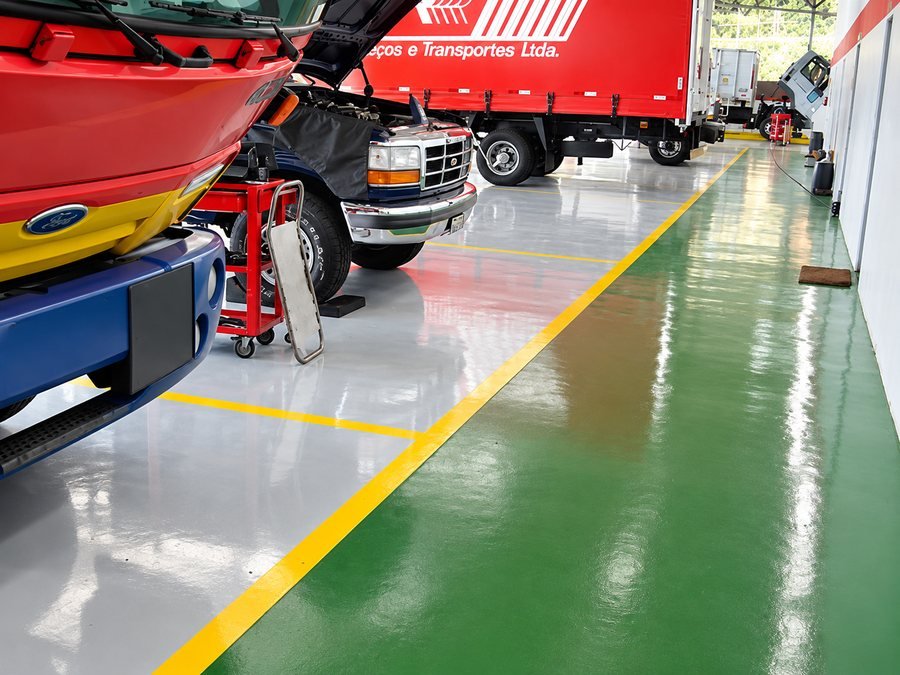 Pintura em piso epóxi com demarcação em oficina